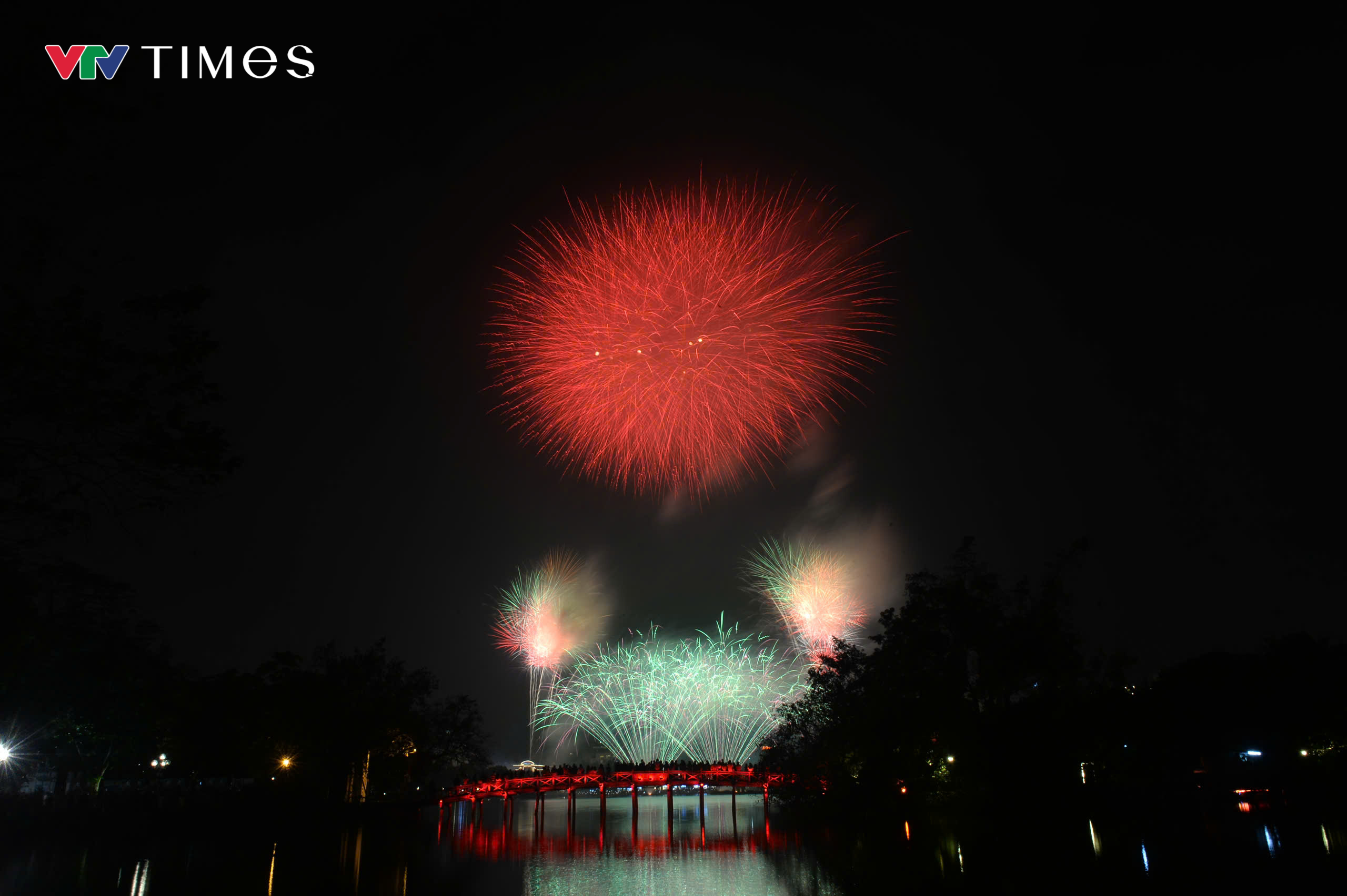 Pháo hoa rực rỡ đêm giao thừa Hà Nội